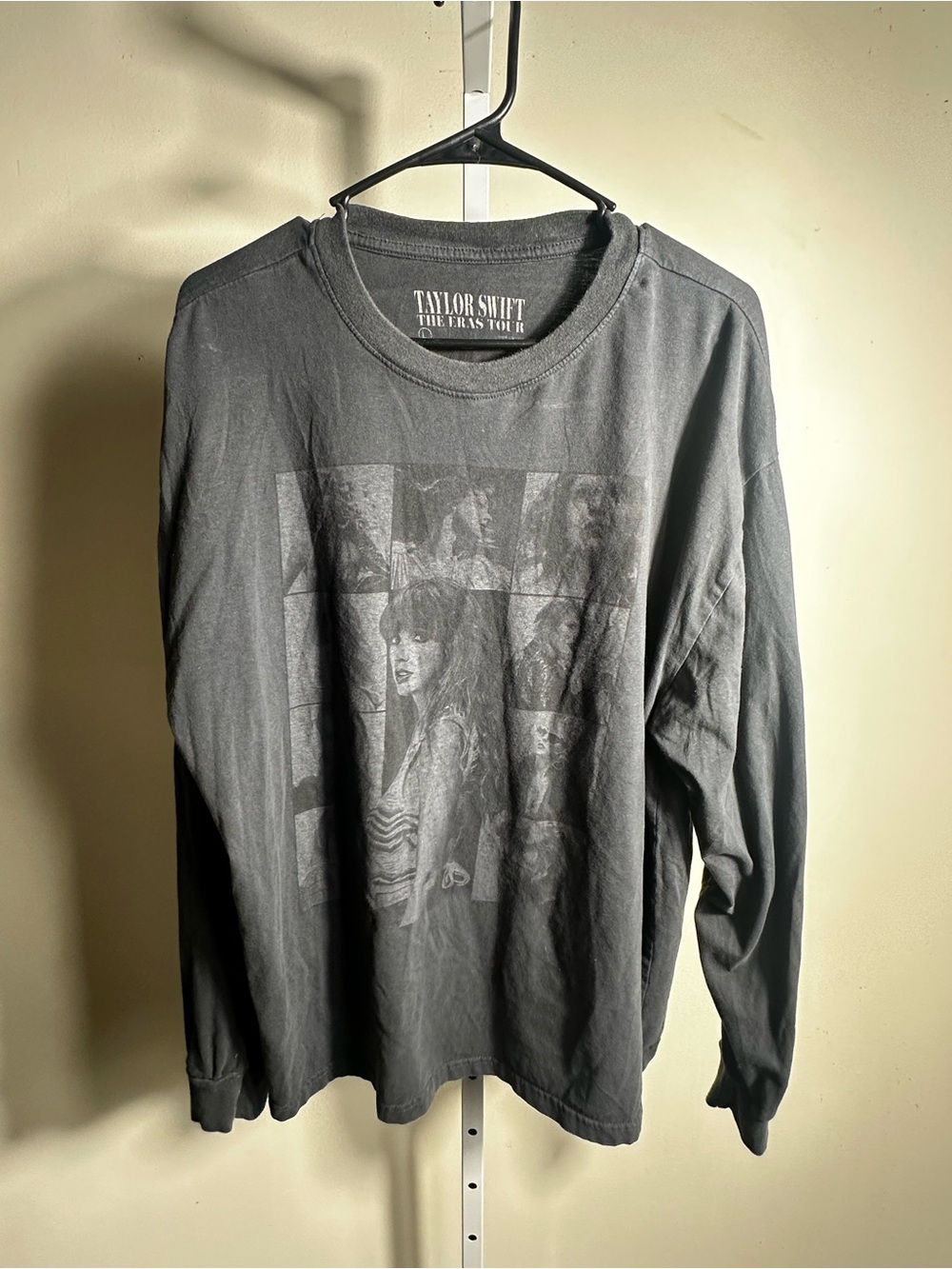 H29. Taylor Swift Black Long-Sleeve Vintage Graphic Tee